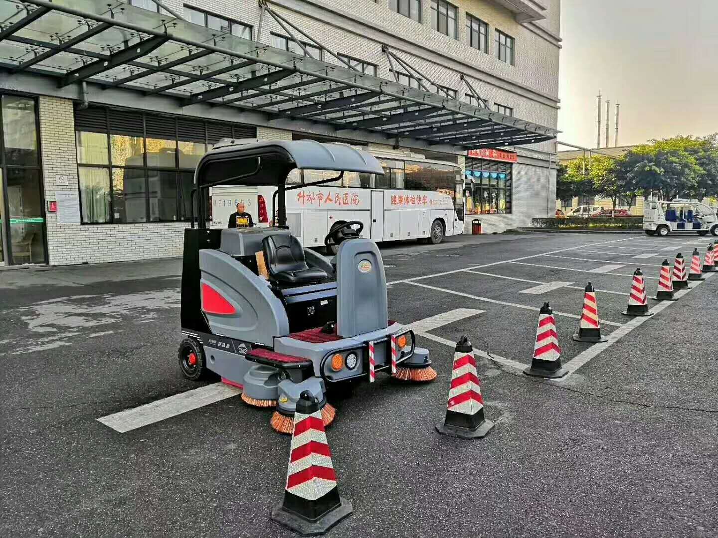 工廠里應(yīng)該用什么樣的掃地車？