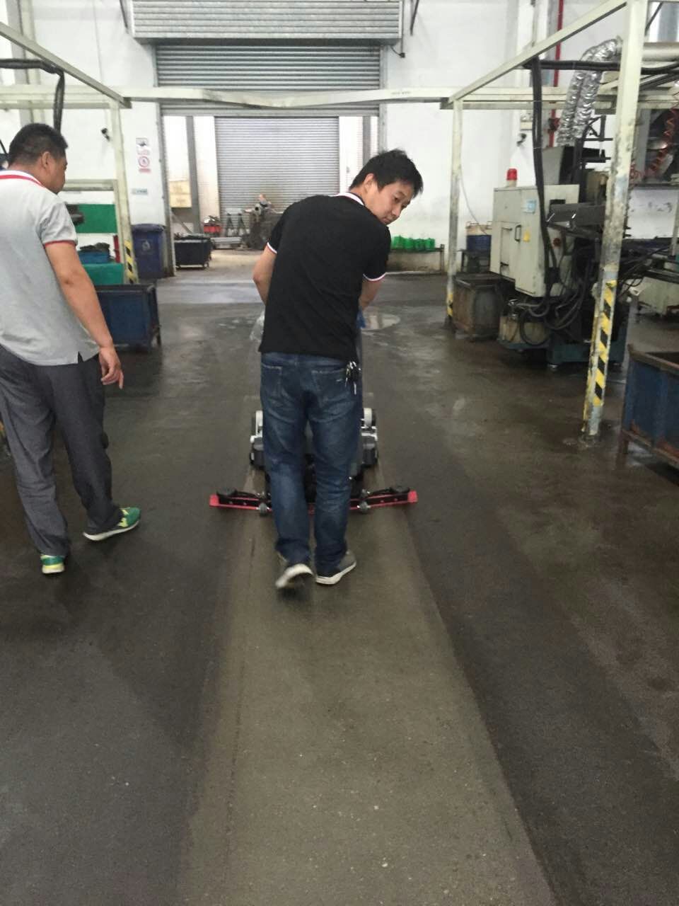 工廠采用高美全自動(dòng)洗地機(jī)，解決車間油污地面