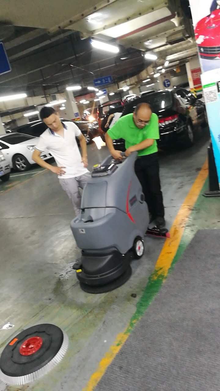 選擇租保潔設(shè)備洗地機(jī)有什么好處？