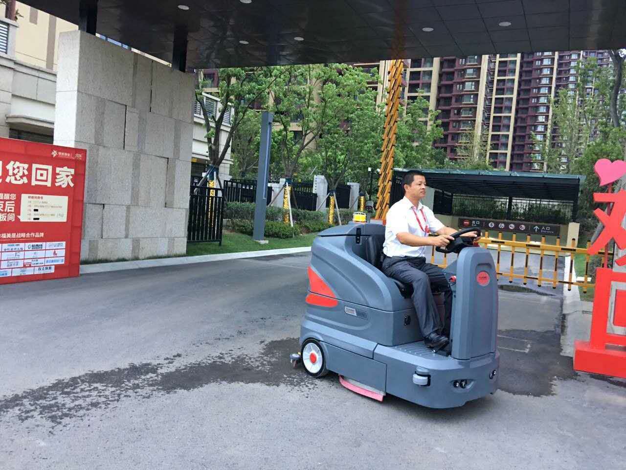 駕駛式洗地機(jī)引領(lǐng)行業(yè)前行，創(chuàng)造現(xiàn)代社會的創(chuàng)建文明