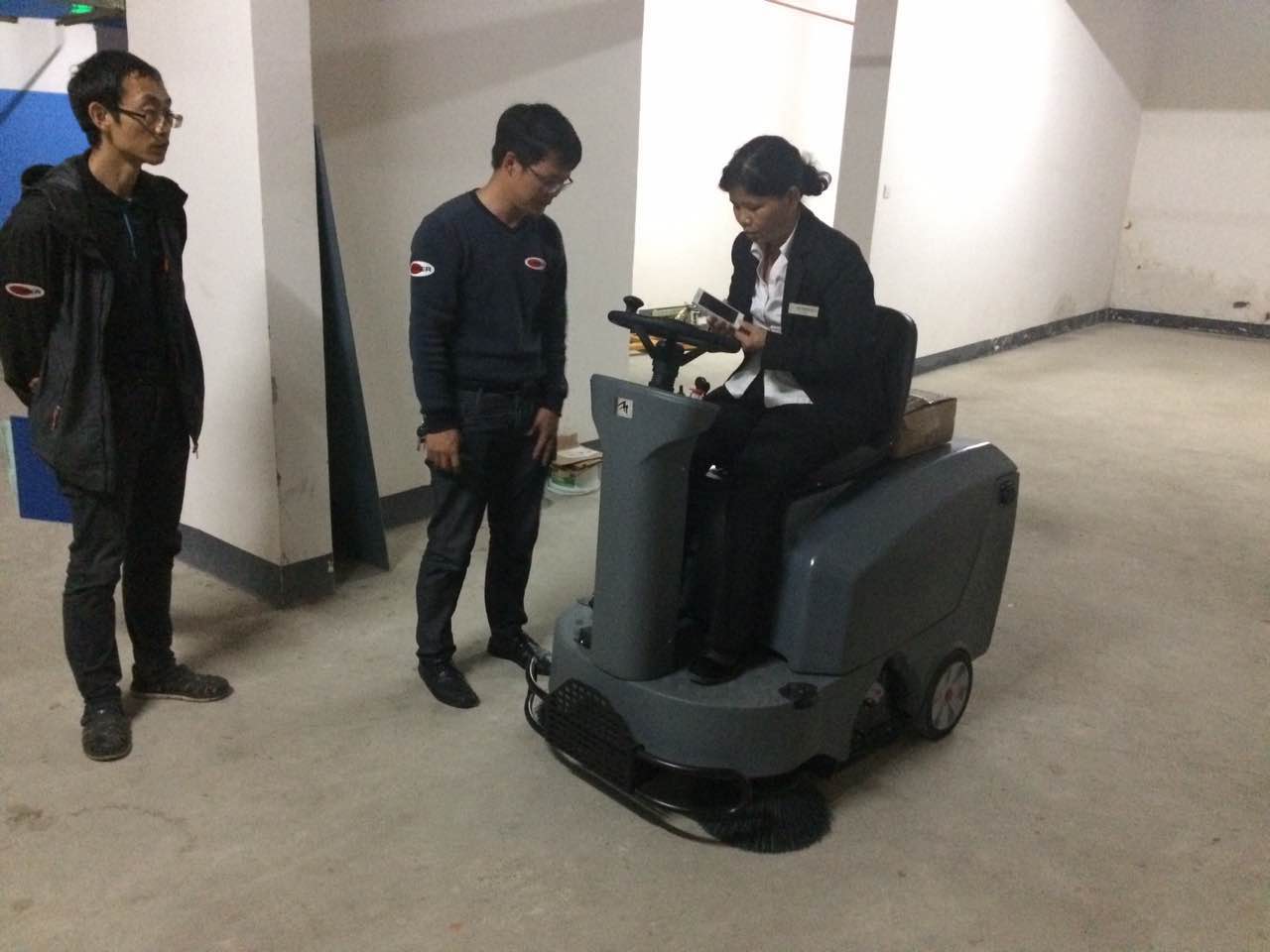 養(yǎng)雞場地面糞便羽毛雜物用掃地車怎么打掃？