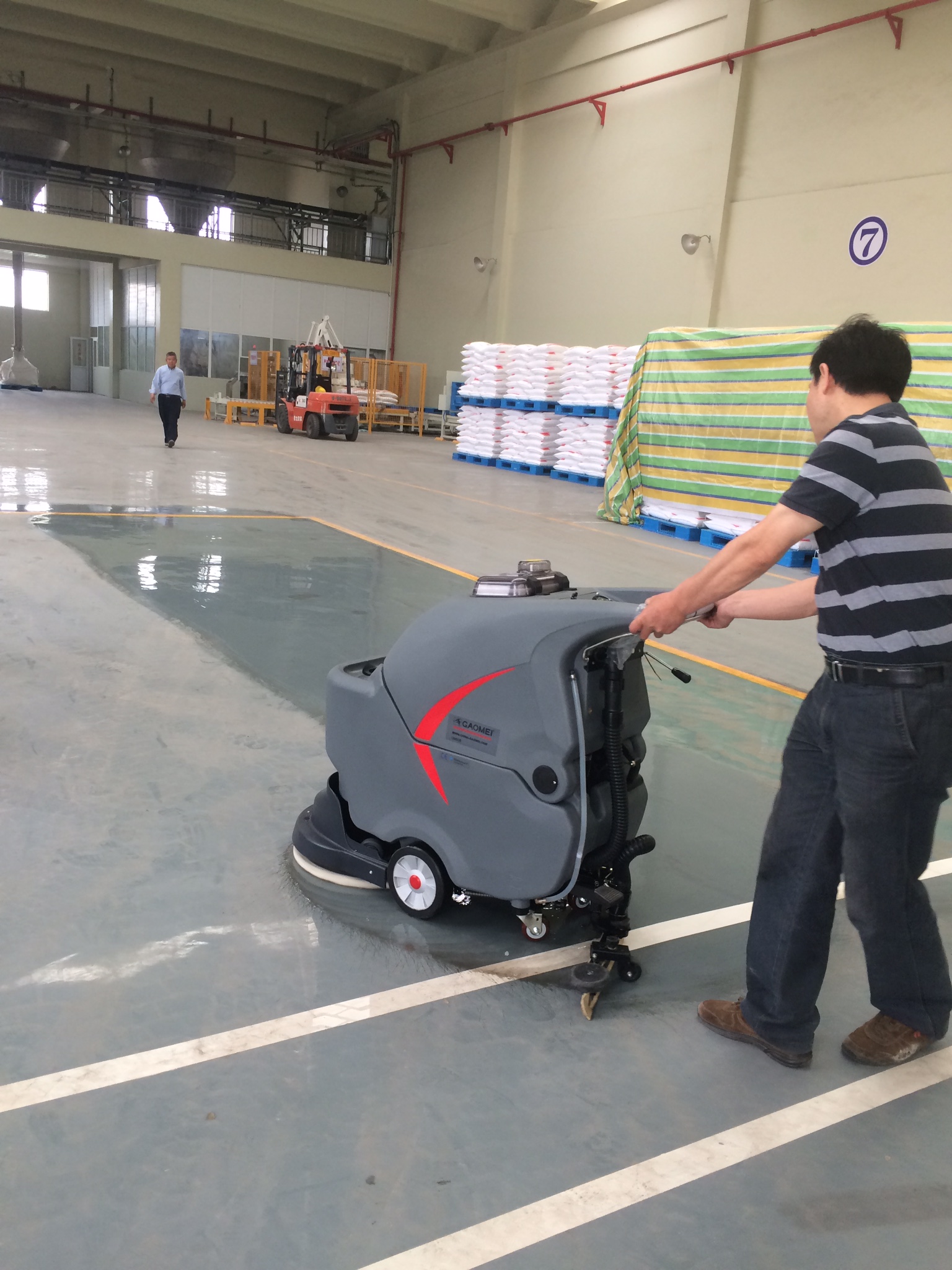 室內(nèi)運(yùn)動場館使用洗地機(jī)，標(biāo)準(zhǔn)化清潔