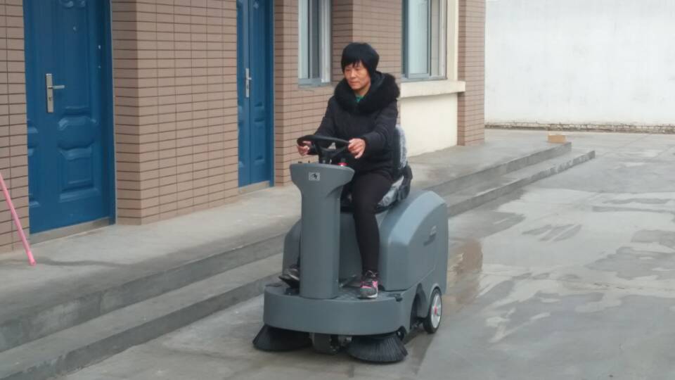 駕駛式掃地機(jī)，安全操作須知