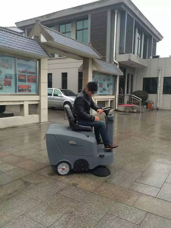 電動(dòng)駕駛式掃地機(jī)幫您省力、省錢、又省心
