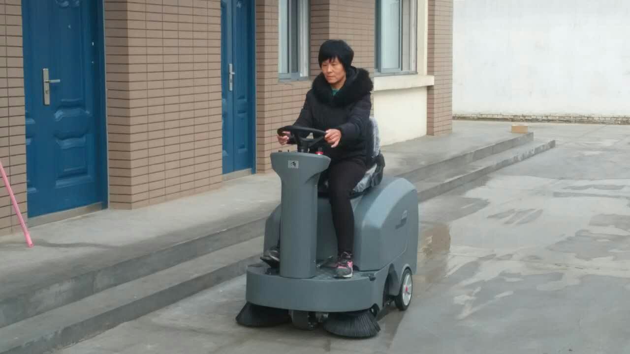 賓館酒店行業(yè)用什么樣的掃地車合適？