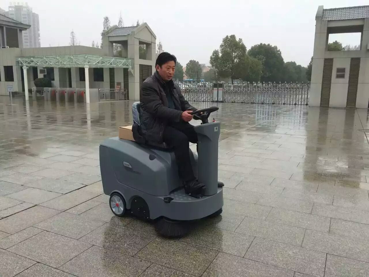 掃地車的出現(xiàn)給我們帶來了怎樣的改變？