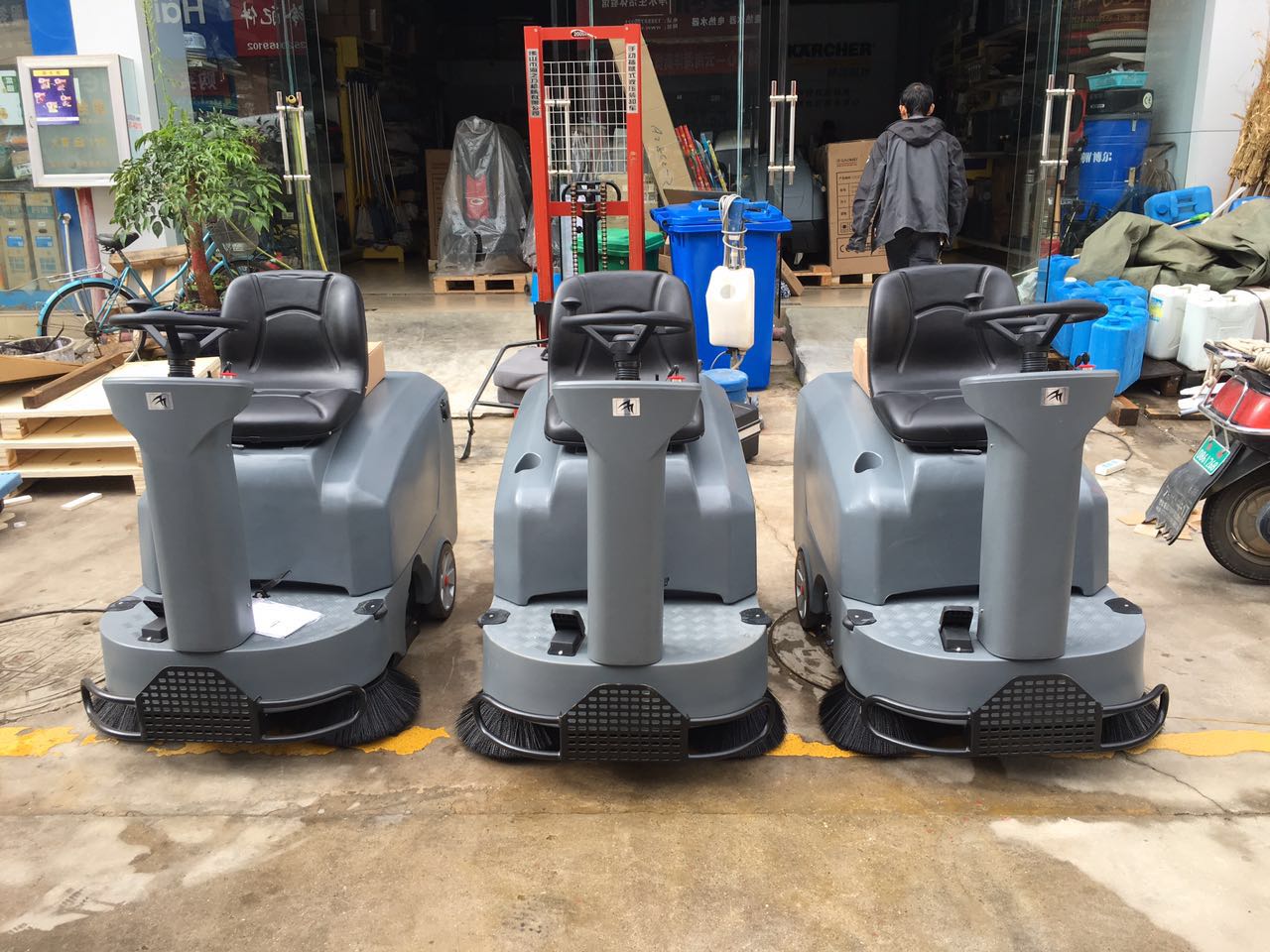 掃地車有著諸多優(yōu)點(diǎn)，比起人力，更節(jié)能高效