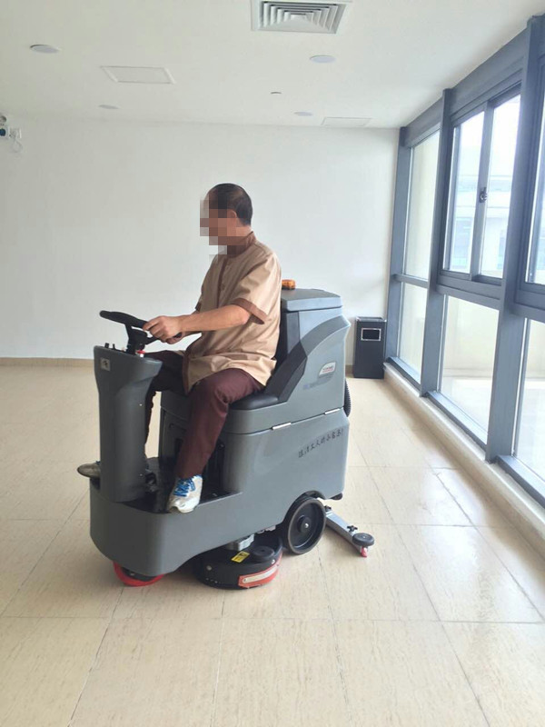 開車做保潔，駕駛式洗地機(jī)讓保潔工作體面起來