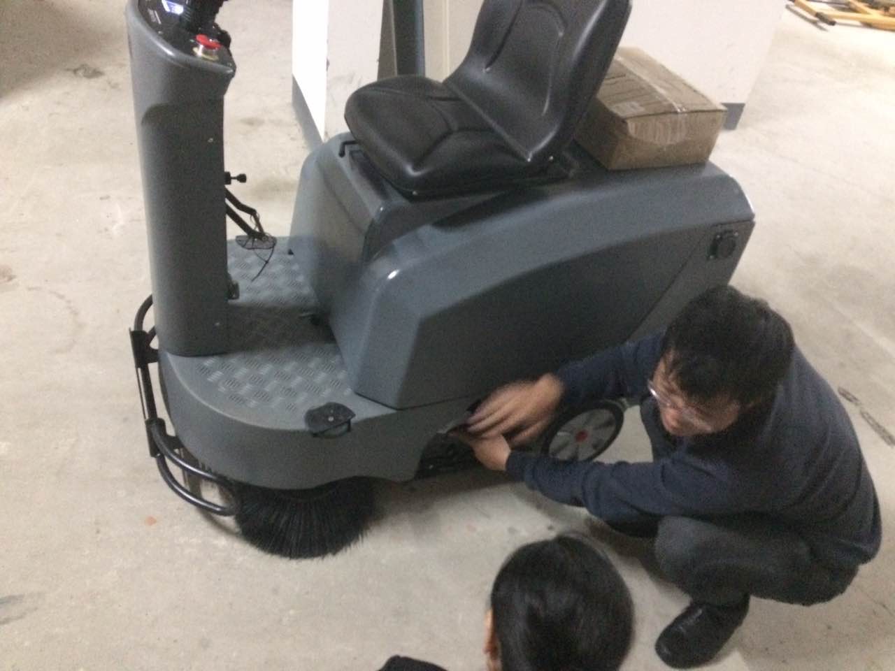 高美電動掃地車與人工相比、電動掃地車的優(yōu)勢