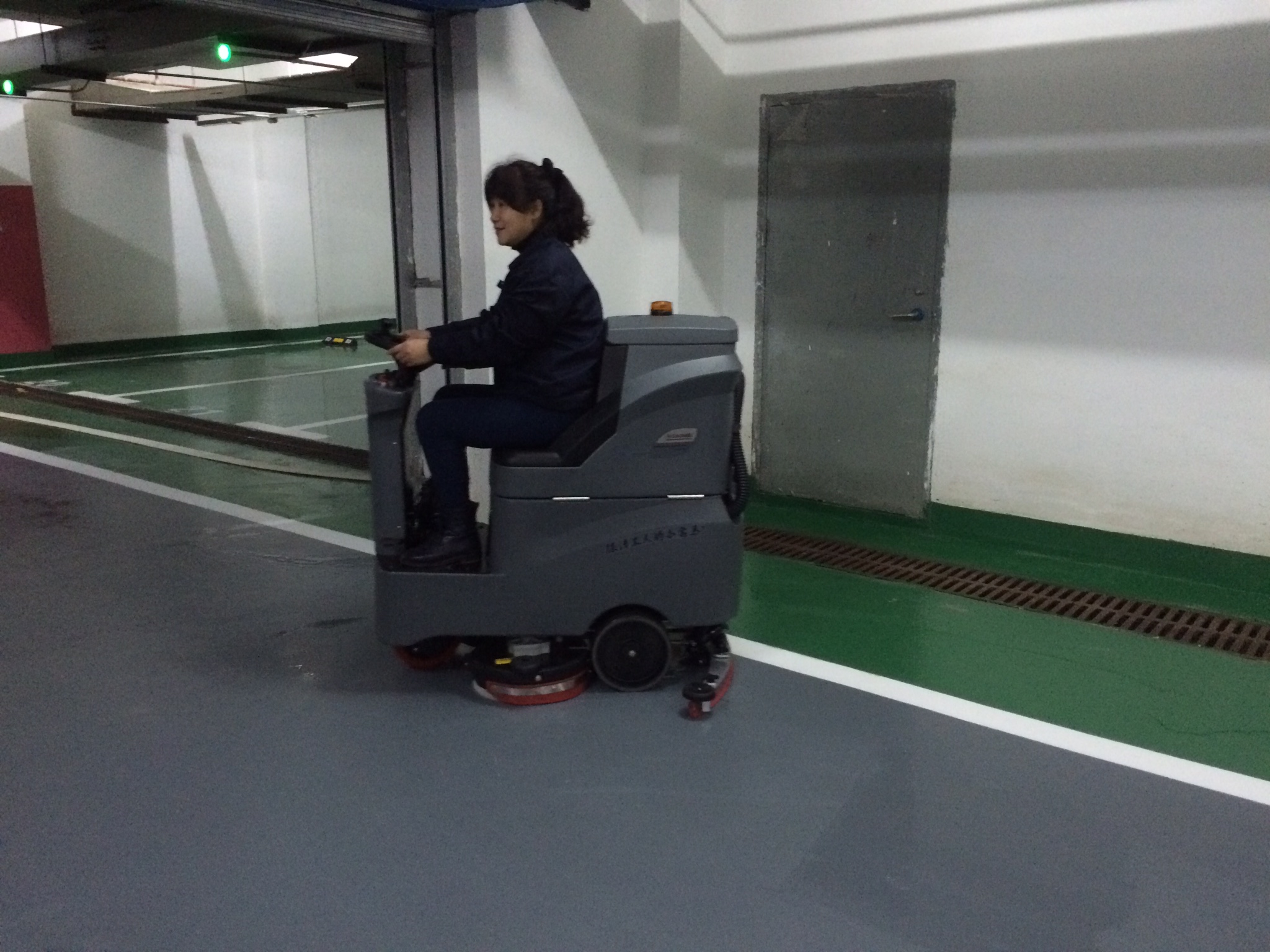 駕駛式洗地機(jī)受歡迎嗎？駕駛式洗地機(jī)有沒有清潔價(jià)值