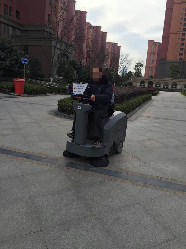 為什么越來越多的小區(qū)物業(yè)采購電動駕駛式掃地機