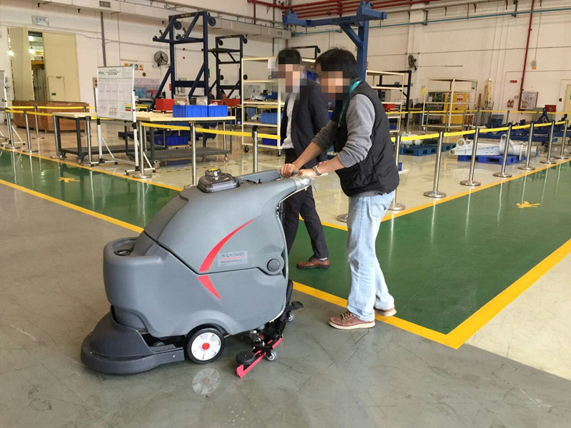 商場(chǎng)，超市選擇什么樣的全自動(dòng)洗地機(jī)做保潔比較合適?