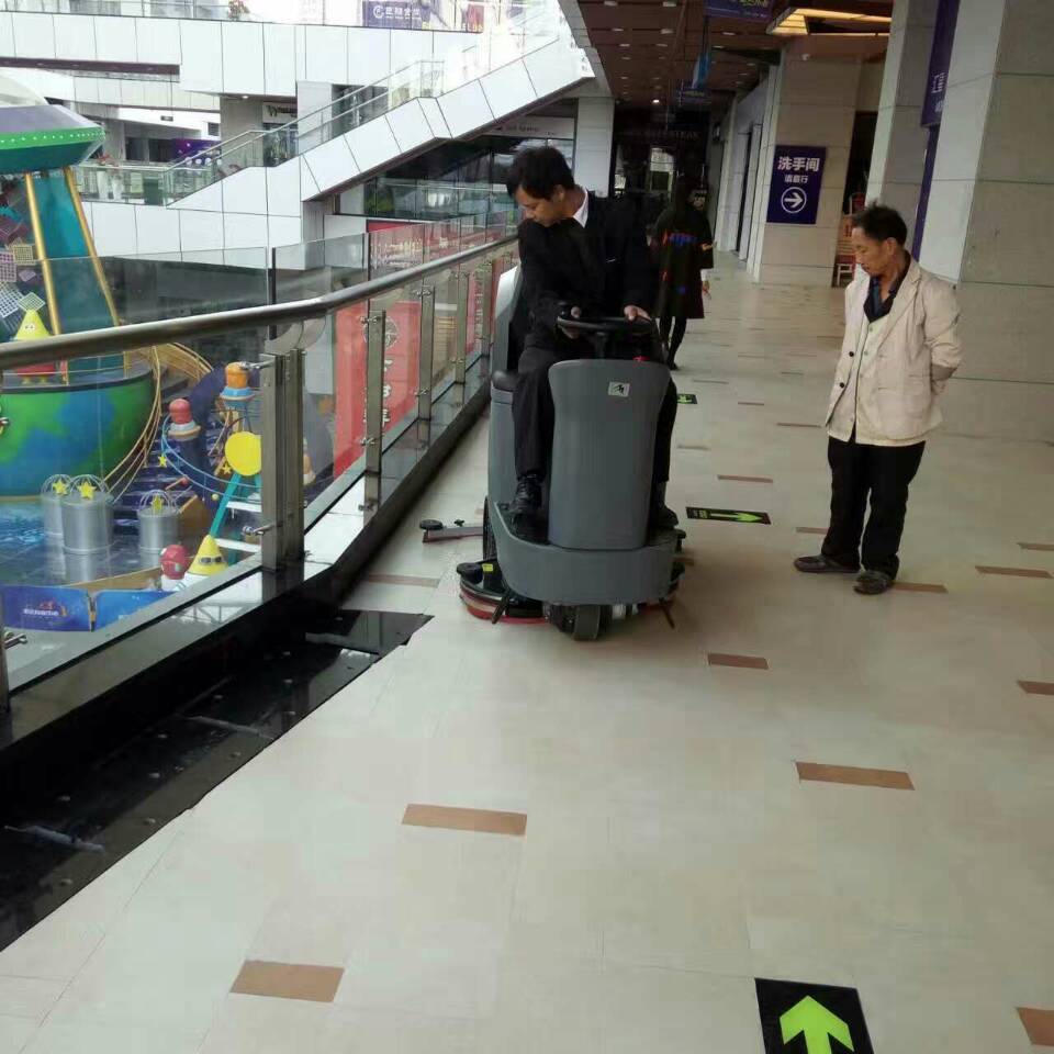 商場駕駛式洗地機如何操作？