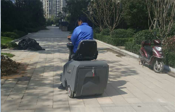 掃地車是工廠企業(yè)清掃的最佳選擇！