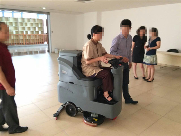 使用洗地車時(shí)應(yīng)該注意什么？
